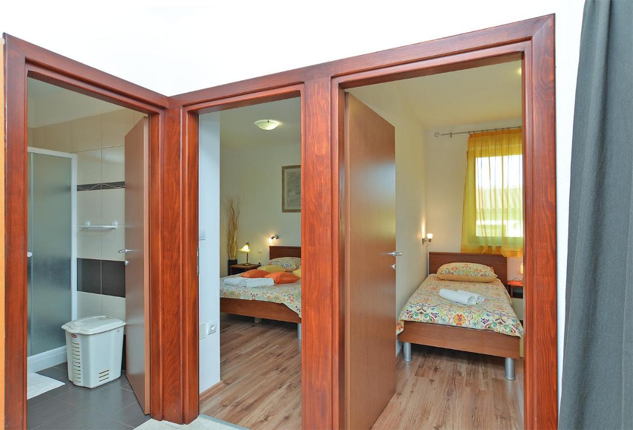Apartment Jadranko 1761 Peroj Extérieur photo
